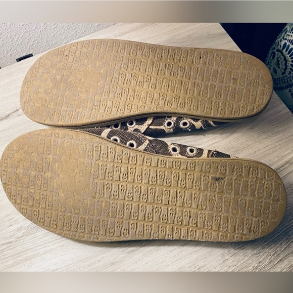 EUC! SANUK Giraffe Print Hemp Slip-ons Size 8 - Picture 3 of 4